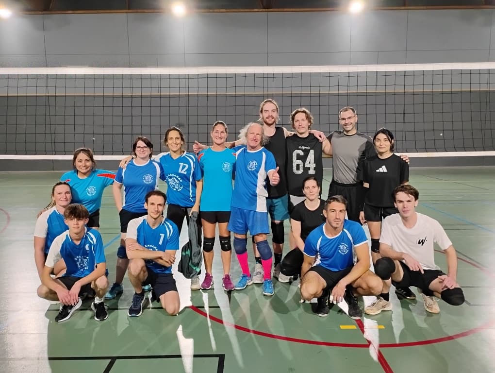 Équipe en salle (maillots bleus) au filet